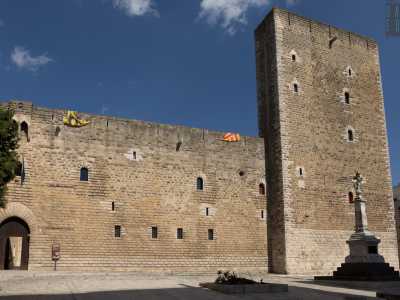 Appare come un�imponente fortezza in pietra chiara e muratura in bugnato a cuscino, con i conci aggettanti e dalle superfici leggermente bombate